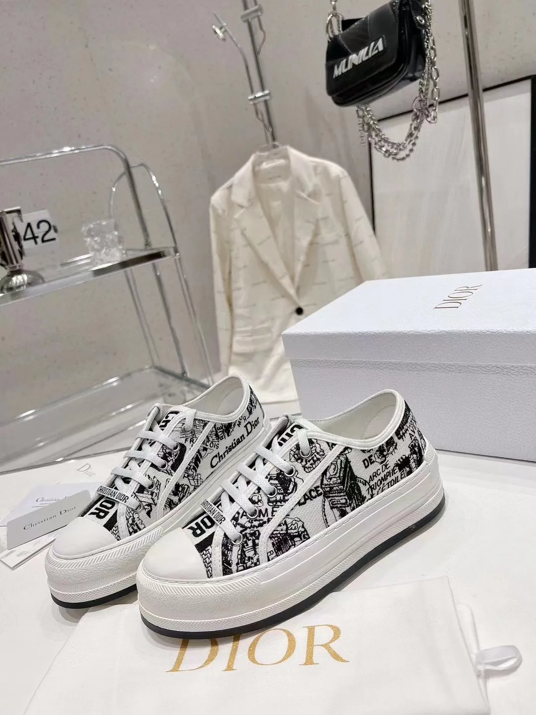 👟👟Ex-factory price 520👟👟 Women's Shoes Women's Clothing Women's Shoes Women's Clothing Dior's 2025 Walk'n'Dior embroidered mid-top casual shoes are new. On the fashion stage, Dior embroidered shoes are the well-deserved protagonist. Delicate stitching is used on the upper, every stitch is devoted to the craftsman's efforts, and every thread is woven with artistic poetry. From complex floral patterns to smart geometric textures, embroidery is like the magic that gives shoes life, allowing them to show dynamic beauty even in static conditions.   Wearing Dior embroidered shoes feels like stepping into a dream world full of art. It is not only a pair of shoes, but also a walking piece of art that perfectly integrates fashion and culture. Whether you are strolling on the bustling city streets or attending important social occasions, Dior embroidered shoes can add unique charm to your style and become the focus of everyone's attention.   Choosing Dior embroidered shoes means choosing a persistent pursuit of quality and a unique understanding of fashion. Let it accompany you through every wonderful moment and leave your own fashion mark.  Material: Sheepskin lining, feet, silk cowhide, size 35-41, heel height 5cm
